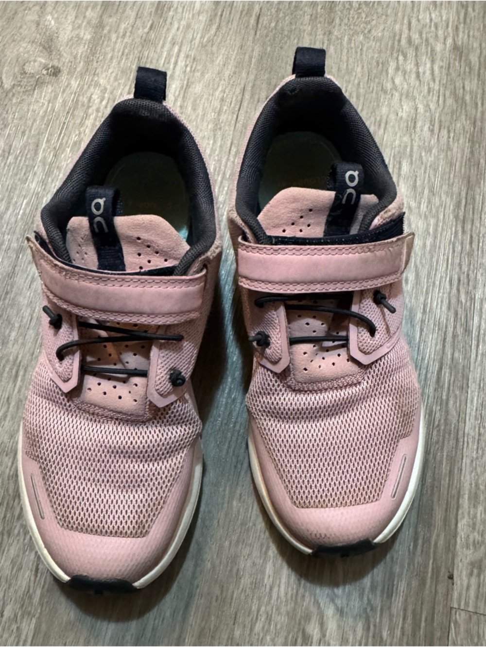 On Cloud Girls Play Athletic Shoes size 2
